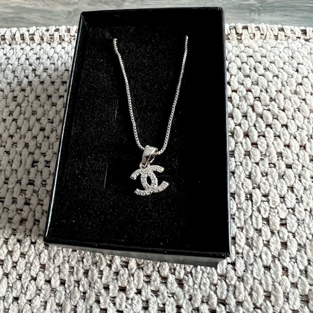 Silver cc style necklace